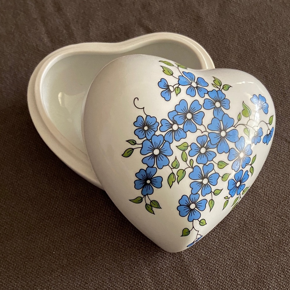 Heart-Shaped Ceramic Trinket Box with Blue Floral Pattern
